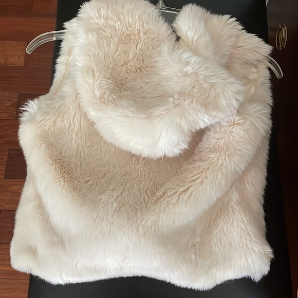 Donna Salyer’s Fabulous Furs girls faux vest. Size M. Super chic hooded style. - Picture 4 of 4